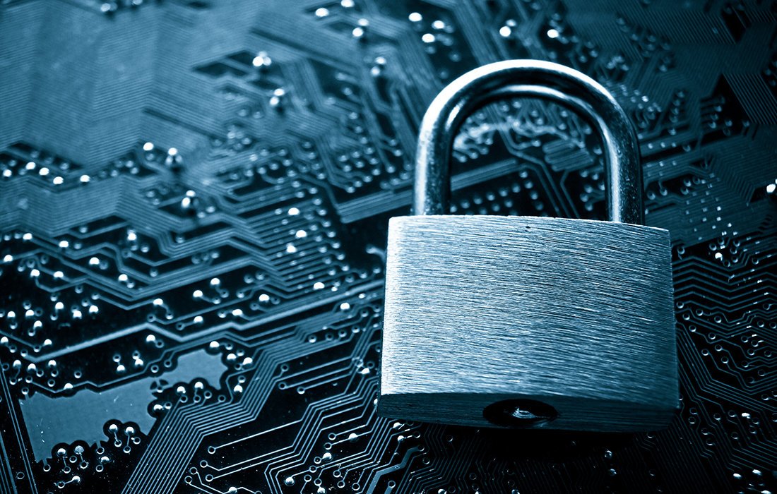 Kuvituskuvana metallinen lukko piirilevyn päällä.