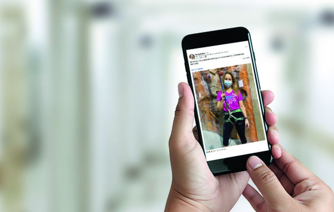 Paula Roiman kuva hänen LinkedIn-tilistään puhelimen näytöllä.