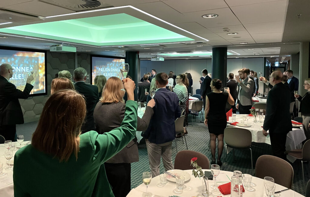 Maljan nostaminen uusille ESG-varmentajille päätösjuhlassa.